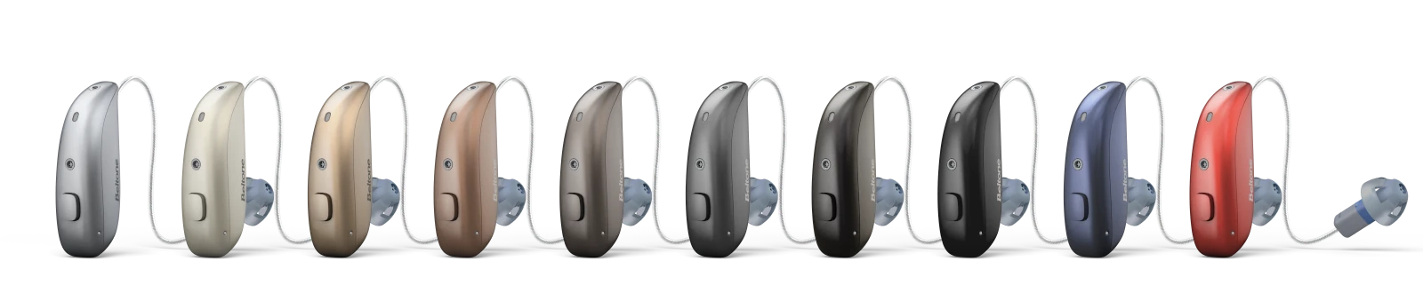Mehrere moderne Hörgeräte in verschiedenen Farben sind nebeneinander aufgereiht dargestellt.